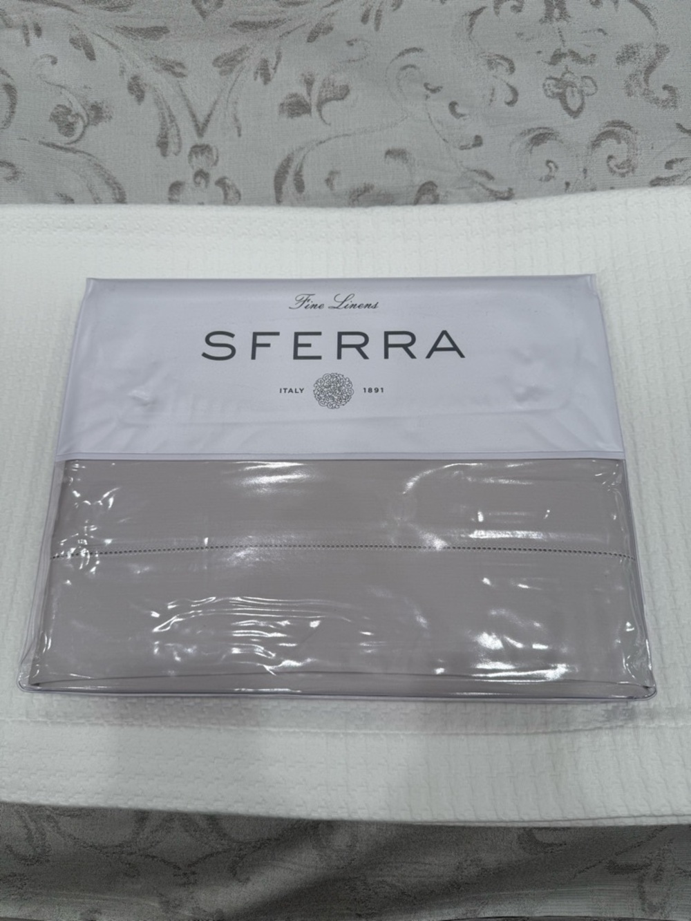 SFERRA DELFINA SATEEN 650 TC QUEEN DUVET SET WITH SHAMS GREY MADE IN ITALY
